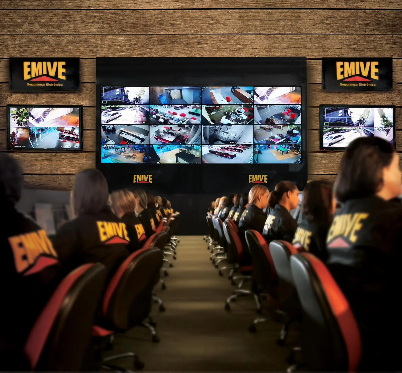 Ambiente de operação da EMIVE com equipe e painéis de imagens